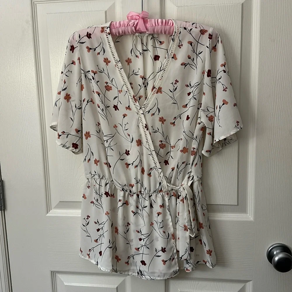 Sienna Sky White Floral Peplum Wrap Blouse Large - Picture 2 of 7